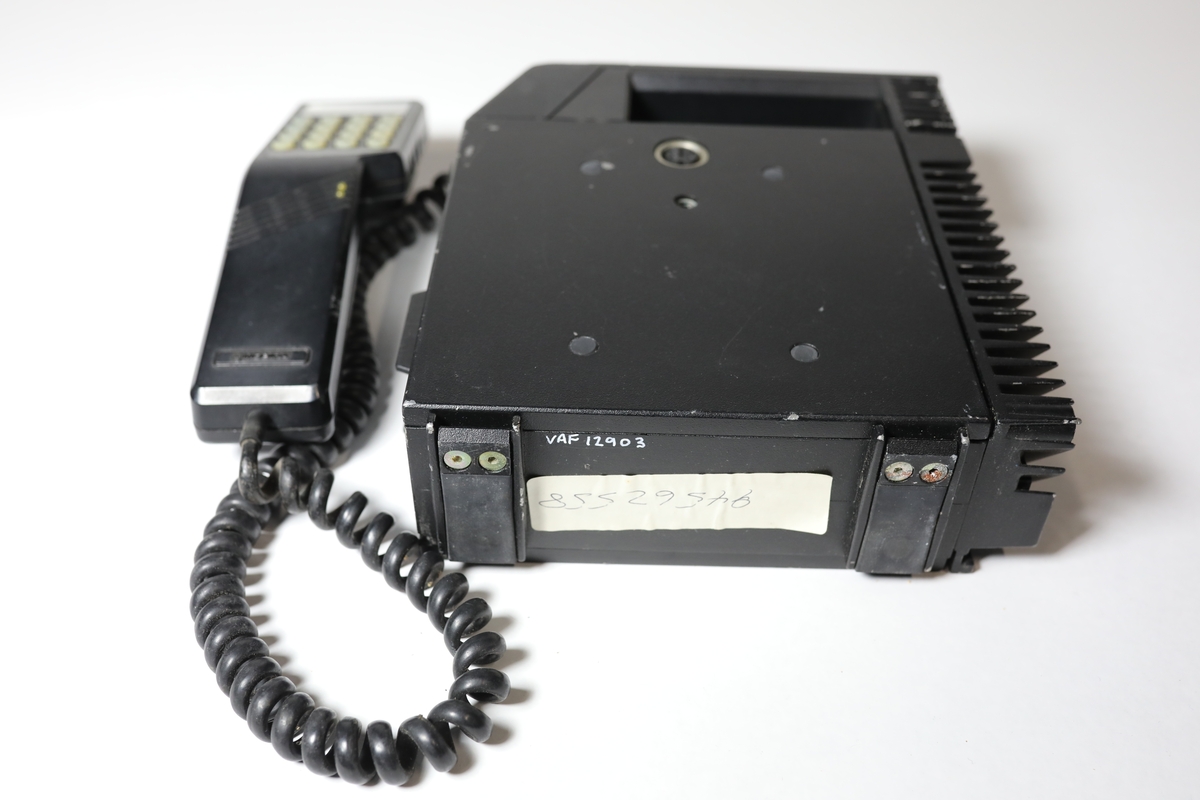 rektangulær eskeform m/håndtak og telefonrør m/ knaster og høytaler. Hektet på v hjelp av ssterk magnetplate antenne på håndtaket.
