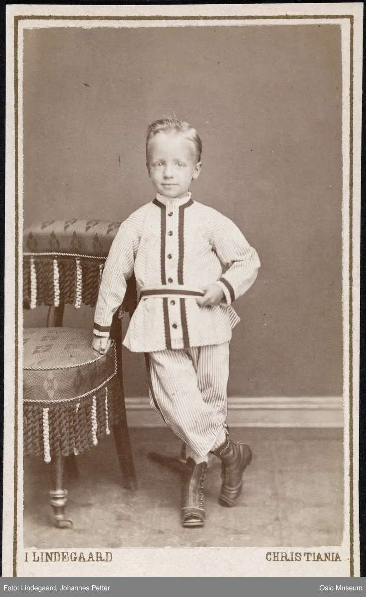 portrett, gutt, stående helfigur