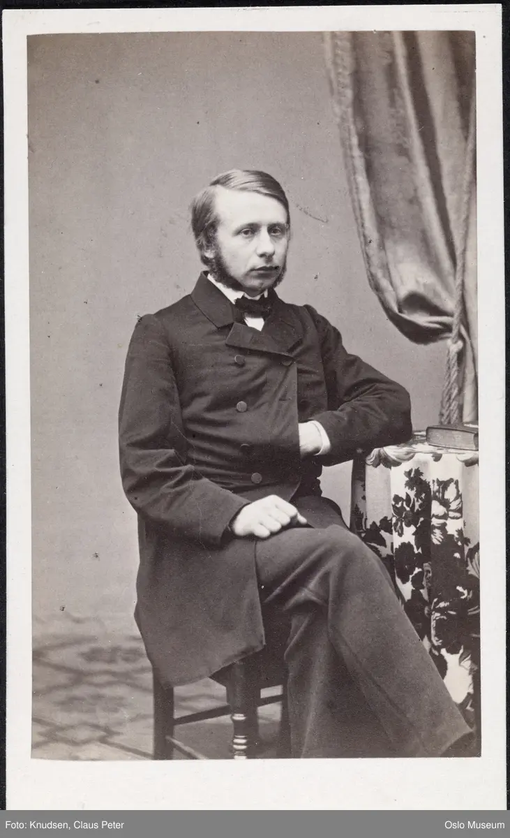 portrett, mann, byråsjef, sittende helfigur, napoleonspositur