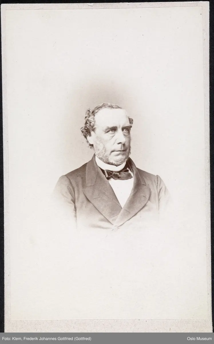 portrett, mann, vignettert brystbilde