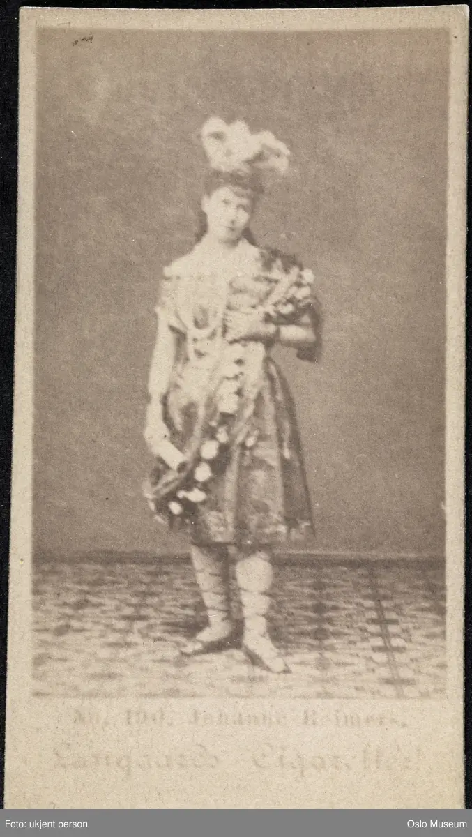 portrett, kvinne, skuespillerinne, rollebilde, Athanasia i "Hun skal debutere" på Christiania Theater, stående helfigur, kostyme