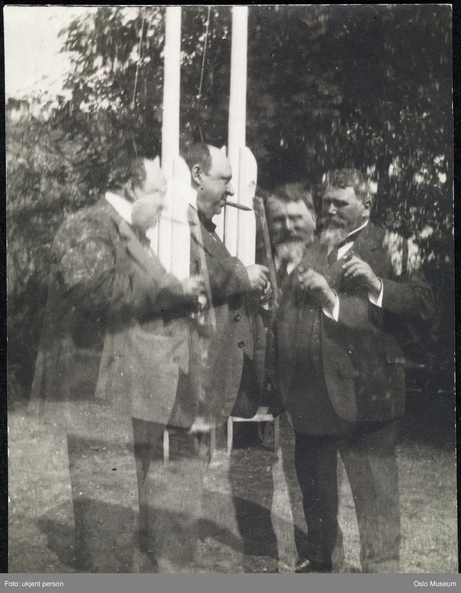 menn, teatersjef, scenograf, stående helfigur, flaggstang (dobbelteksponering)