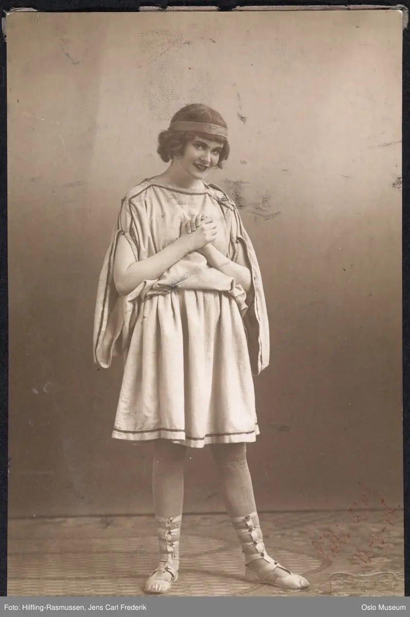 portrett, kvinne, skuespillerinne, rollebilde, stående helfigur, kostyme