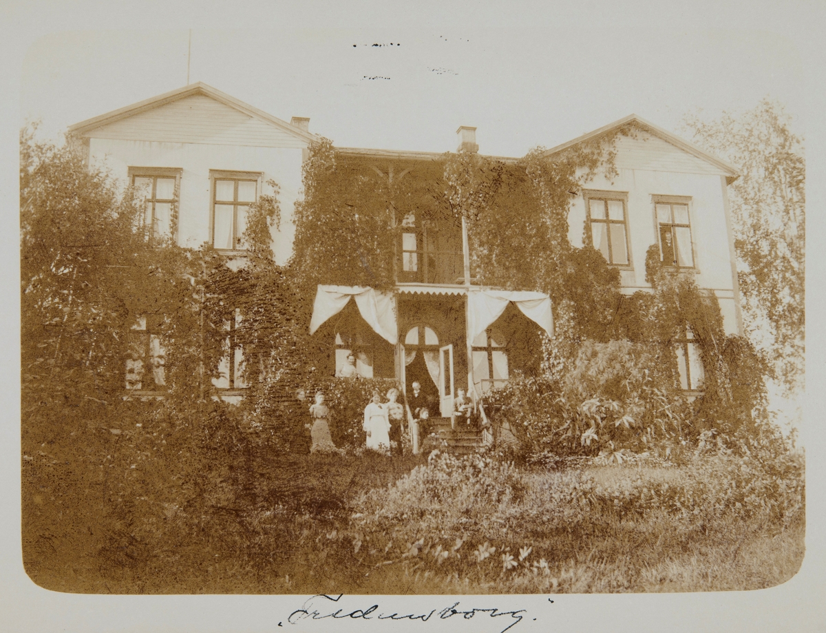 Postkort, Hamar, Stafsbergvegen 33, villa Fredensborg, familiegruppe på veranda,