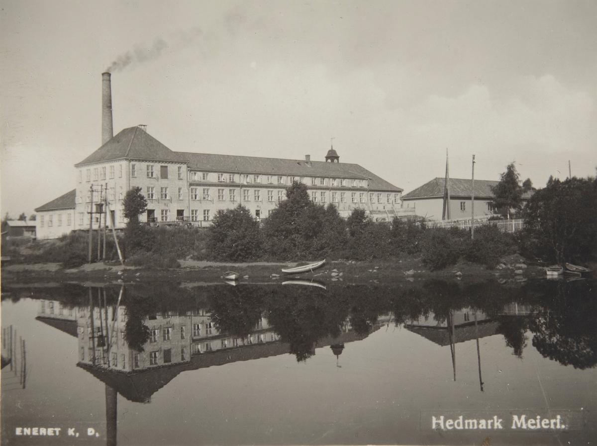 Postkort, Hamar, Disen, Hedmark Meieri, bygd 1922-1923, Vangsvegen 185, sett fra Åkersvika,