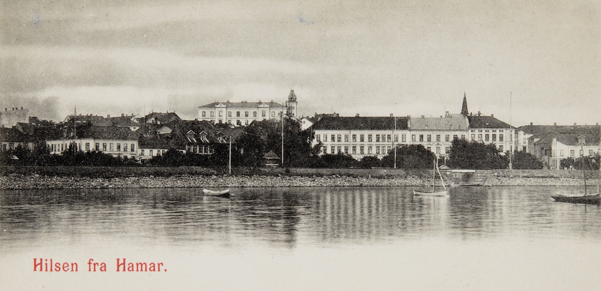 Postkort, Hamar, bypanorama fra Hamarbukta, Strandgatehagene etter jerbaneutbyggingen, åttemetersplanet, Hilsen fra Hamar, bygårder