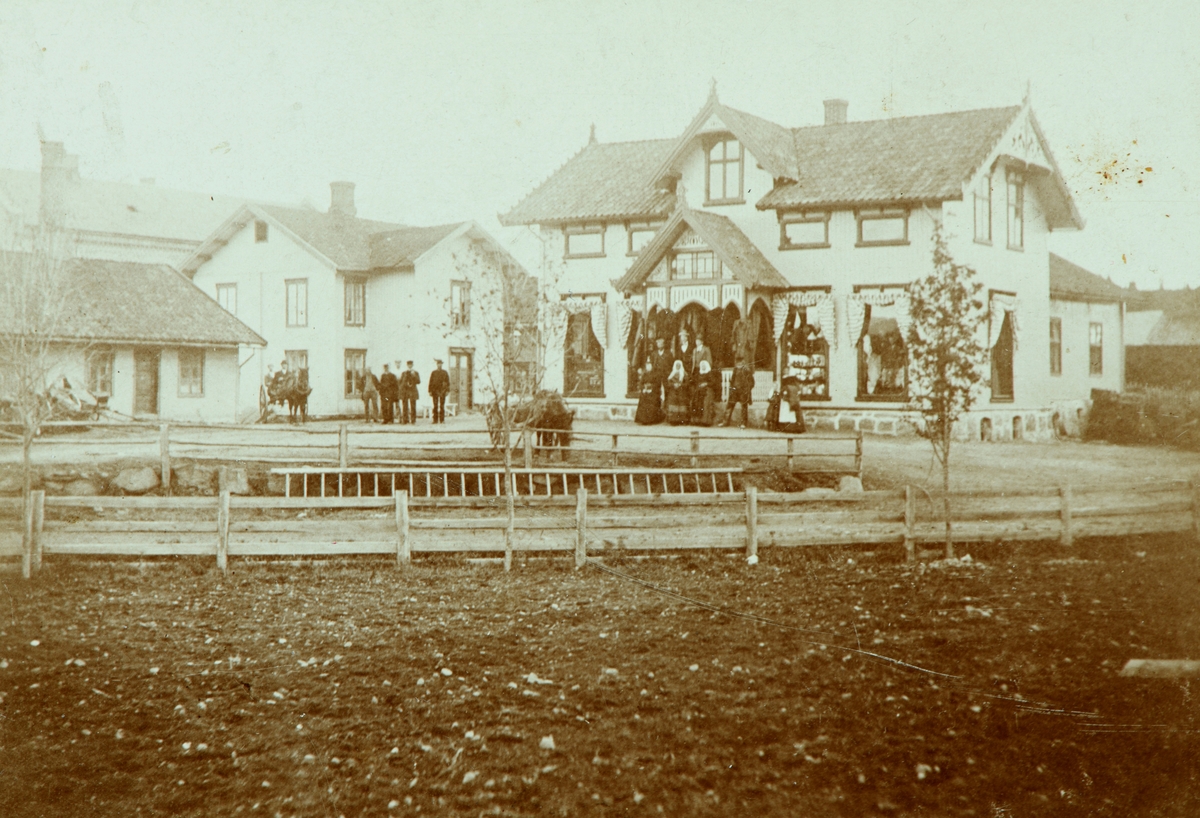 Postkort, Løten sentrum, Løiten Handelsforening, Handelstandsforening som ble etablert i 1873, landhandleri, butikk, folk og hester