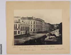 Stortingsgate med apoteket Nordstjernen sett fra Stortingsby