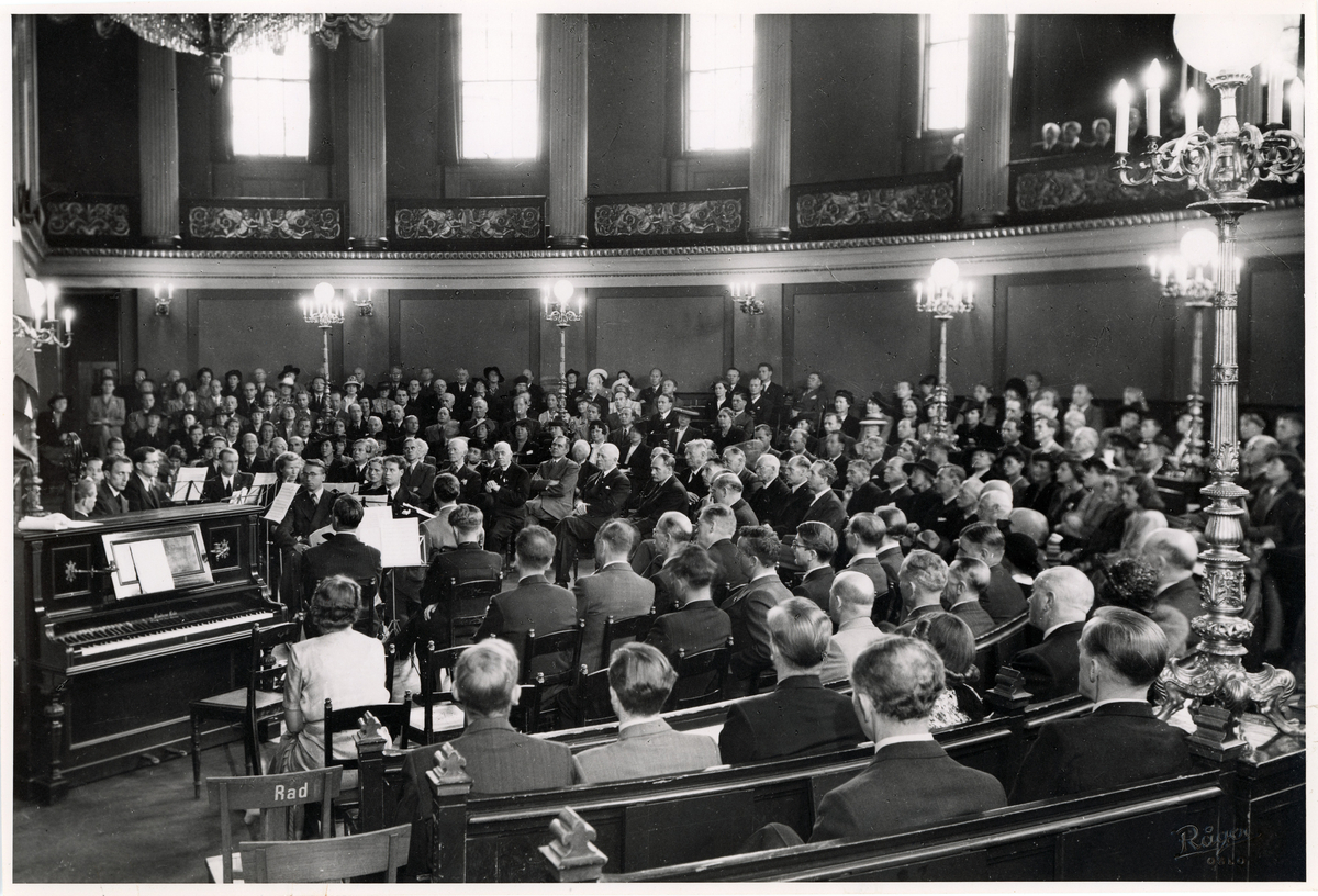 Første møte etter krigen 3. september 1945. Ekstraordinær generalforsamling i Farmasøytisk Forening i Store Festsal UiO.