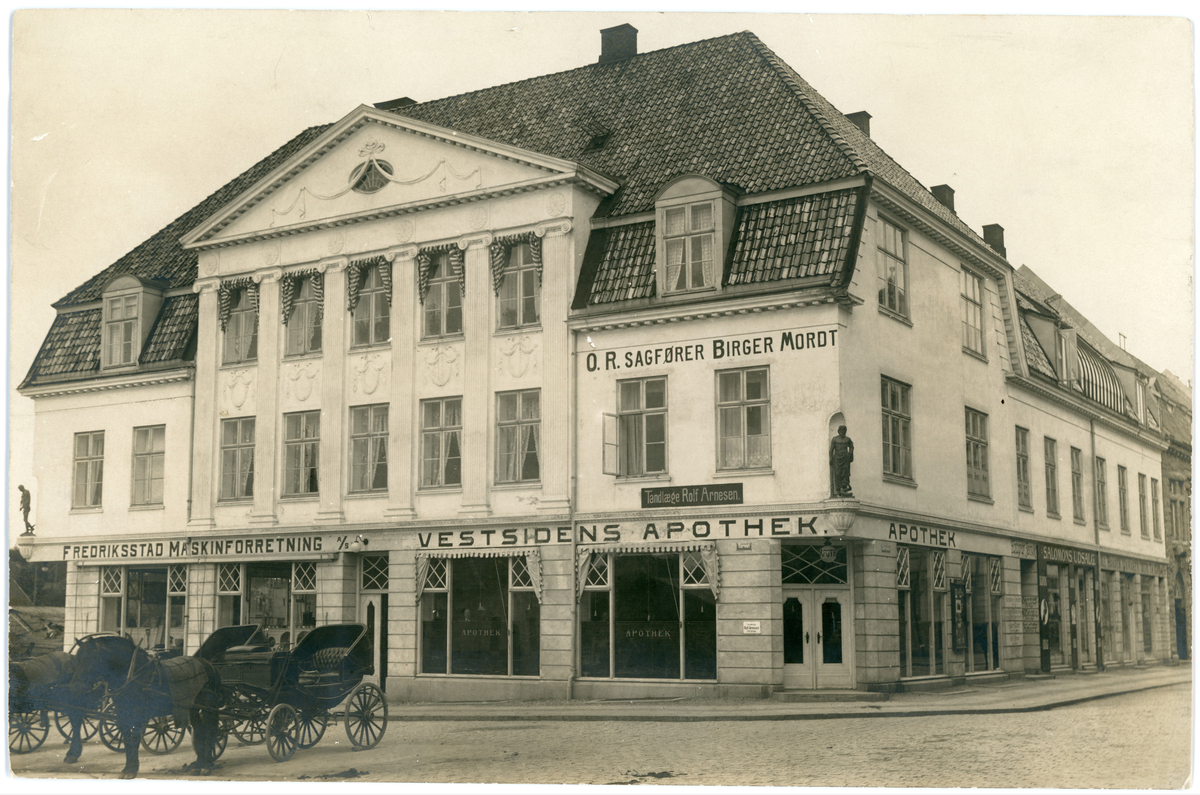 Vestsiden apotek, interiør (2 bilder) og eksteriør. Fredrikstad.