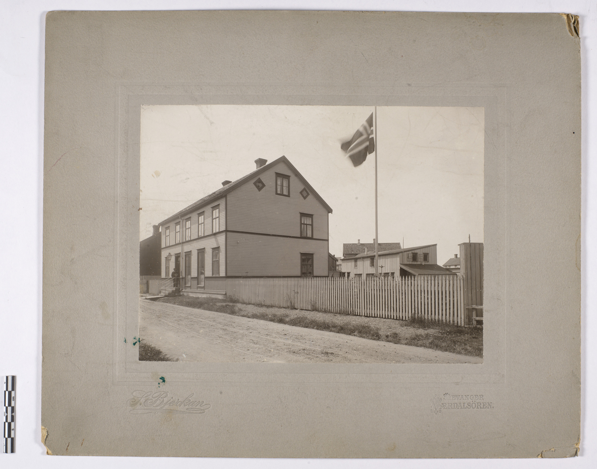 Eksteriør: Verdalsøra apotekfilial under Levanger apotek 1902. 
Interiør: Officinet med C.E. Sverre (1873-1947)