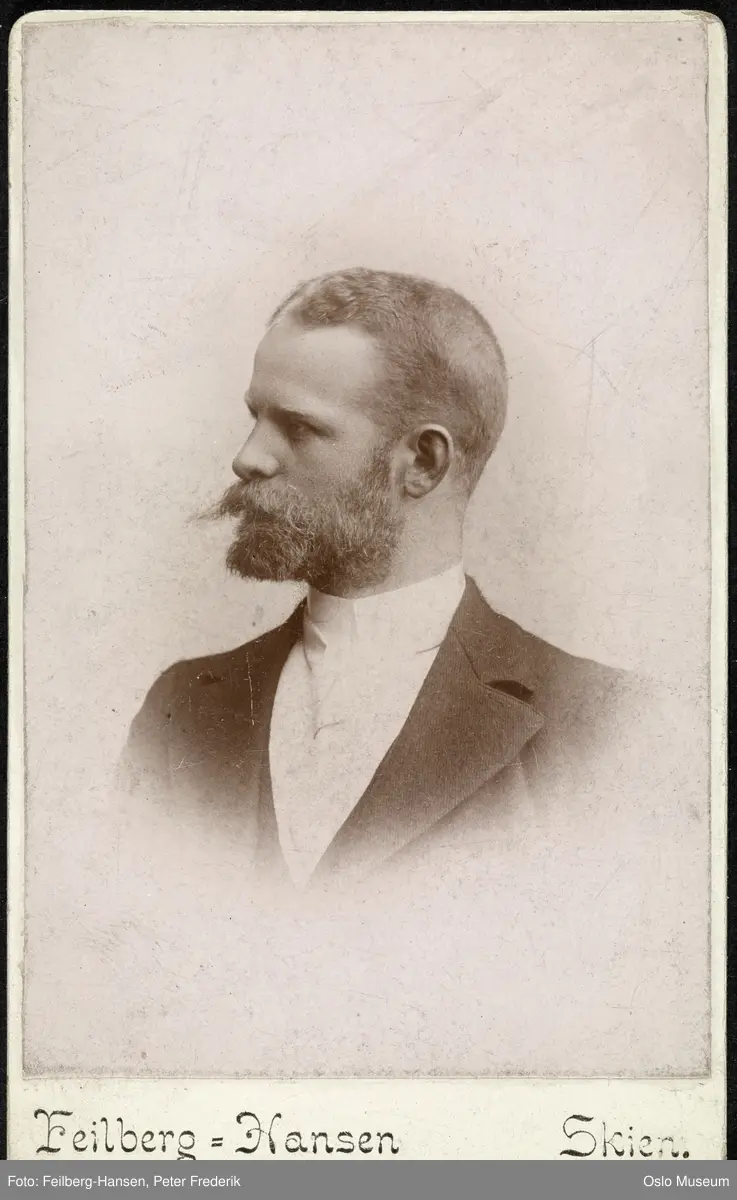 portrett, mann, vignettert brystbilde, profil, bart, skjegg