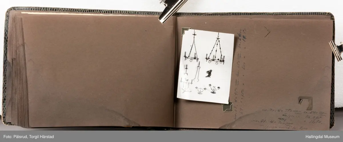 Salgskatalog for produkter laget av Kunstsmed Gunnar Gunnarson som driftet i Hol i Hallingdal. Hefte med to metallstifter i ryggen. Tykkere, grå kartong til cover, 17 sider med produktoversikt i fotografier.
