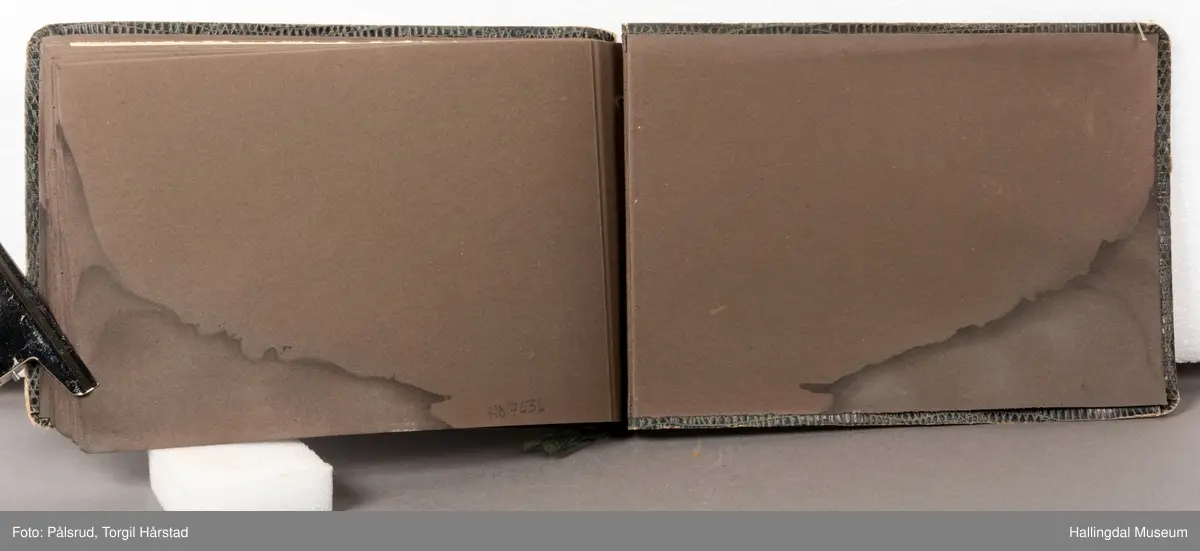 Salgskatalog for produkter laget av Kunstsmed Gunnar Gunnarson som driftet i Hol i Hallingdal. Hefte med to metallstifter i ryggen. Tykkere, grå kartong til cover, 17 sider med produktoversikt i fotografier.
