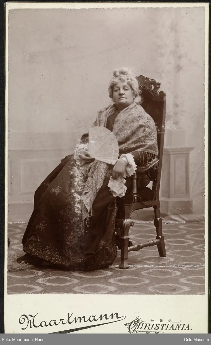 portrett, kvinne, sittende helfigur, sjal, vifte