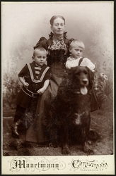 Kvinne med to gutter og hund.