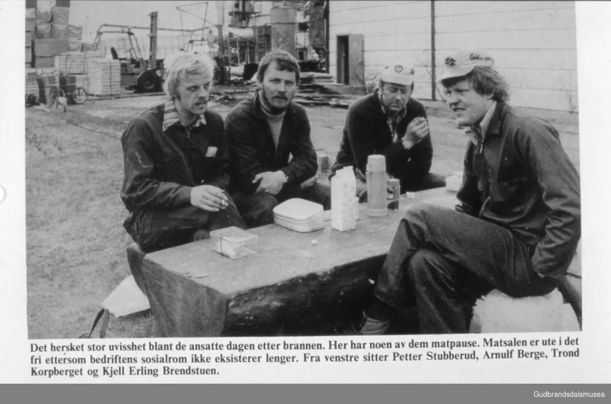 Forestia Kvam: Avisbilete, lunsj ute dagen etter brannen i 1978