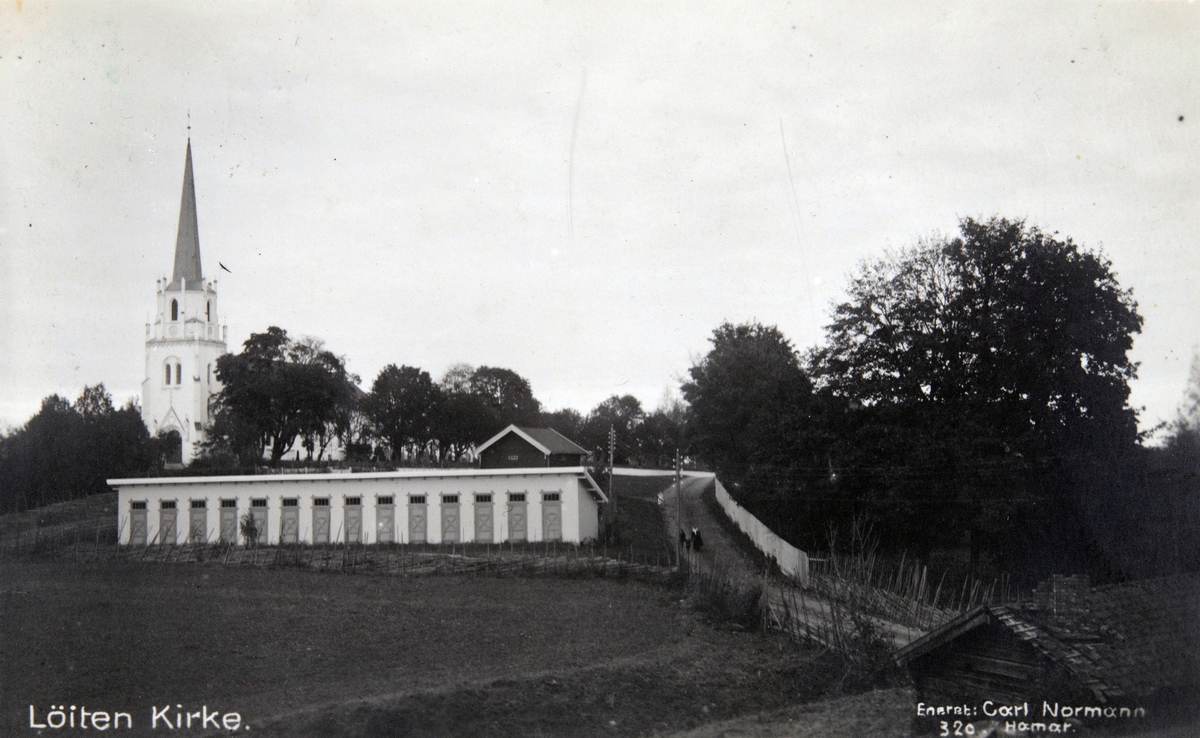 Postkort, Løten kirke, hestestaller i forgrunnen,