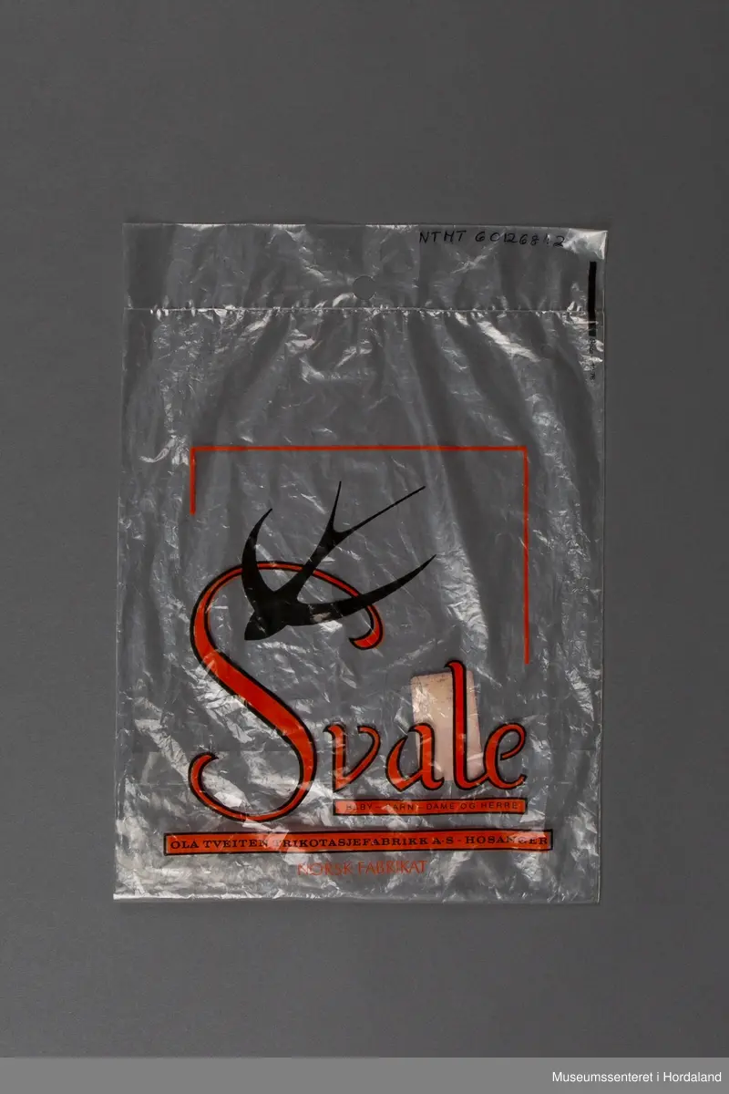 :1 Plagget: Dekor: Hvite svaler.
:2 Emballasje: Svart svale og orange skrift på plastpose.