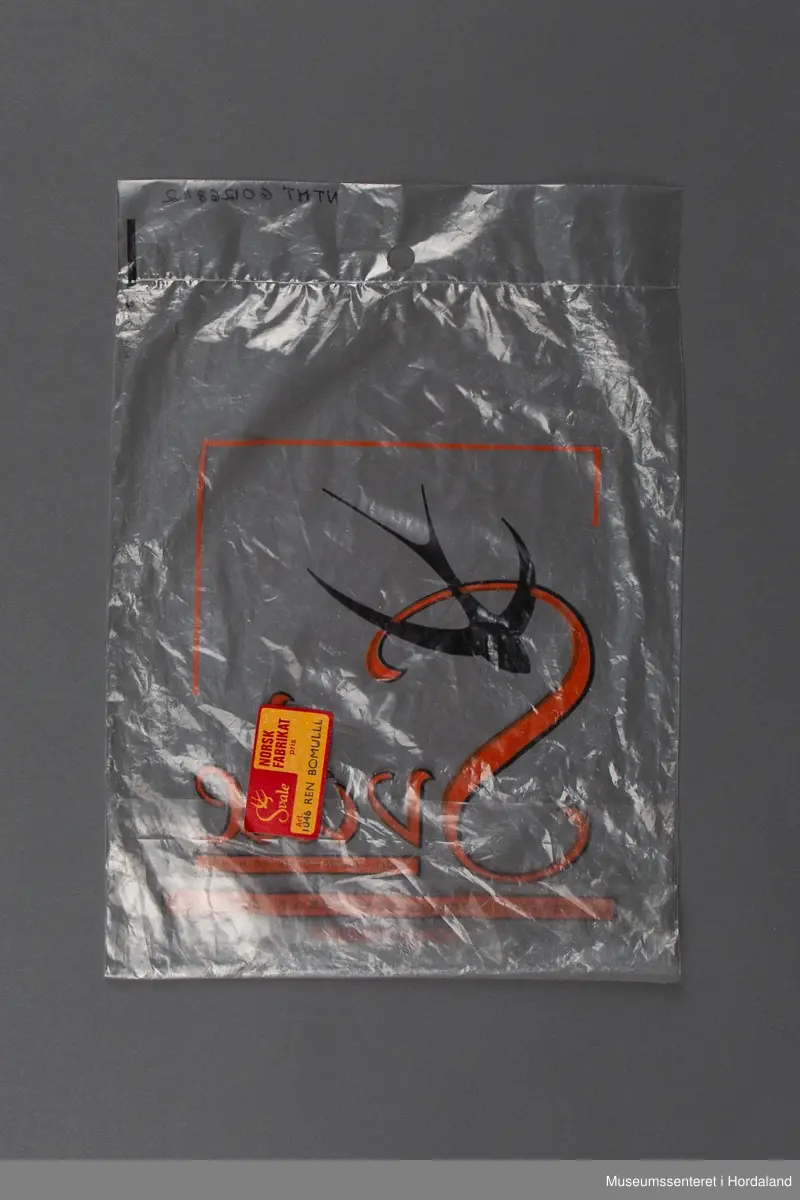 :1 Plagget: Dekor: Hvite svaler.
:2 Emballasje: Svart svale og orange skrift på plastpose.