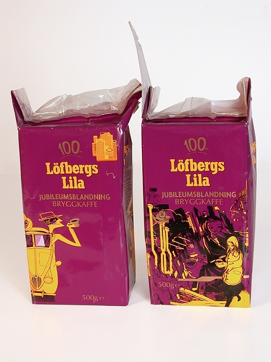 Rektangulärt paket av papper med innerpåse i genomskinlig plast. Paketet är öppnat. Paketet har lila färg med tryck i svart, gult och guld. Fram- och baksida har likadana tryck föreställande hus, människor och kaffekoppar med texten "Löfbergs lila jubileumsblandning. Bryggkaffe 500g. 100 år kaffespecialister sedan 1906". Illustrationen, som föreställer 1990-talet, är gjord av Will Barras. På kortsidorna text i guld, gult och vitt. En sida har en text om Löfbergs lilas historia. Den andra sidan har text om innehåll, dosering, beredning, förvaring och källsortering.  På denna kortsida finns även en vit ruta med svarta streck och nummer, en så kallad streckkod för affärerna att läsa av priset på. I botten på paketet datummärkningen 12-01-2007, som anger sista lämpliga förbrukningsdag. På toppen av paketet finns en klisterlapp som använts som förslutning. Den är guldfärgad med lila tryck. Text och bild om innehåll och användning.