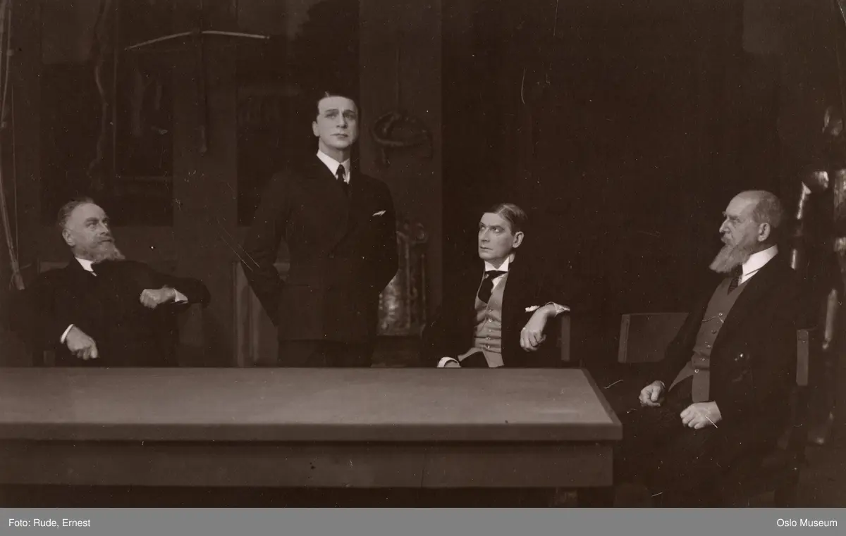 Nationaltheatret, forestilling, "Kongen" av Bjørnstjerne Bjørnson, scenebilde, menn, skuespillere, kostymer, scenografi