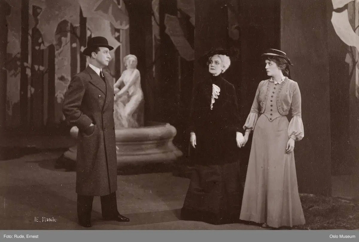Nationaltheatret, forestilling, "Kongen" av Bjørnstjerne Bjørnson, scenebilde, kvinner, mann, skuespillere, kostymer, scenografi