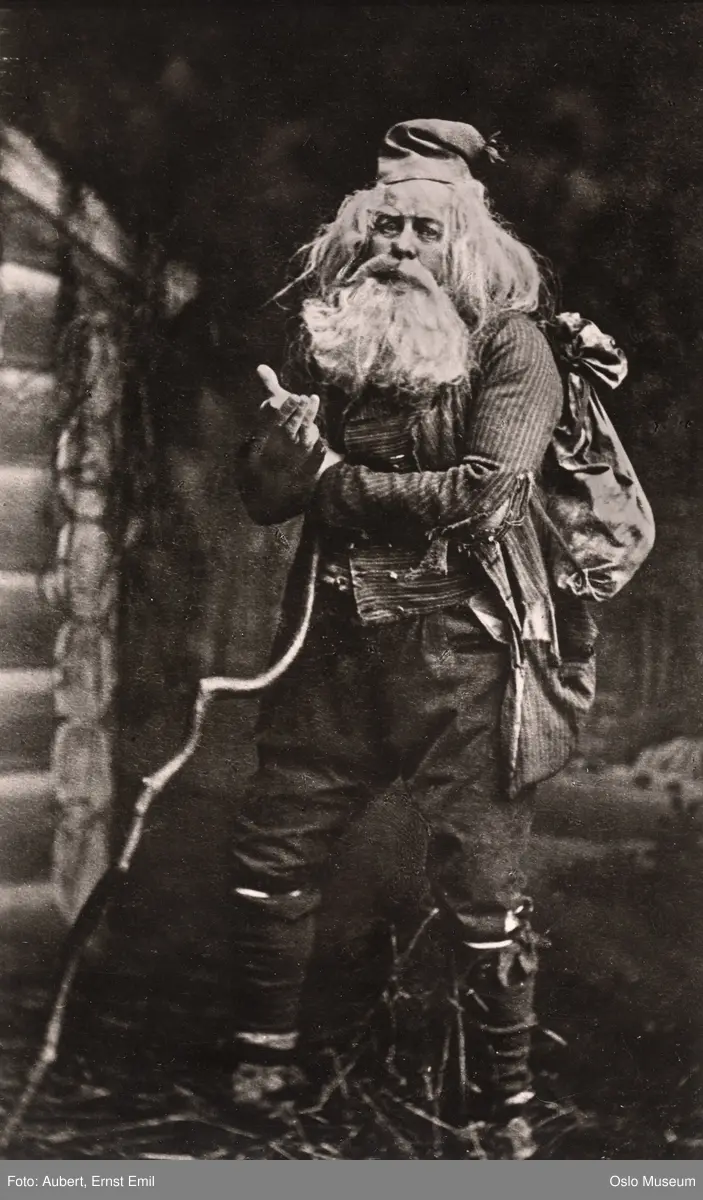 portrett, mann, skuespiller, rollebilde, Dovregubben i "Peer Gynt" på Christiania Theater, stående helfigur, kostyme
