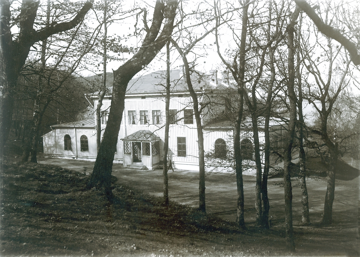 Ur byggmästare Johannes Nilssons fotoalbum från 1914. Huvudbyggnaden på räddningshemmet Mäshult, uppförd 1880. Här inrättades då Hallands räddningsinstitution för vanvårdade barn, en uppfostringsanstalt för barn mellan 10 och 15 års ålder. Pojkarna fick musikundervisning på olika instrument, beskostat av ingenjör Hugo Gerlach i Varberg. Senare drev Hallands läns landsting här ungdomsfängelse (öppen anstalt) för "intellektuellt efterblivna" män.