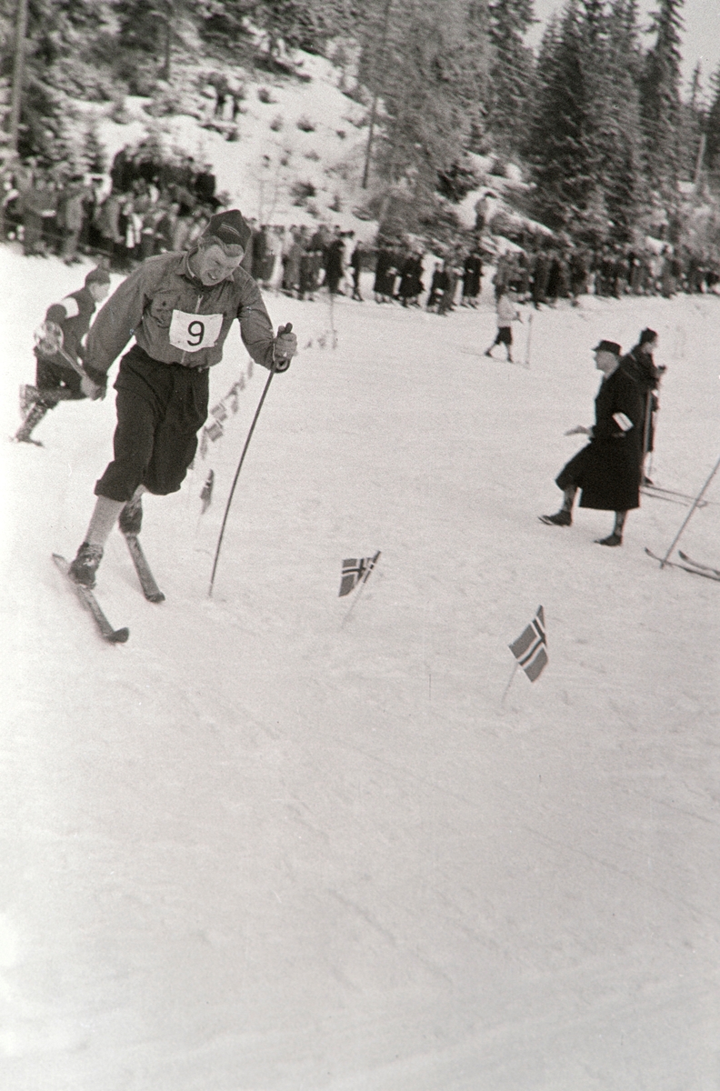 NM. Norgesmesterskap på ski, langrenn på Høsbjør i Furnes 1949. Skisport. Vinteridrett. Skiløper Leif Slagtern i sporet med startnummer 9. Han var fra Nordmarka og representerte Vestre Akers Skiklubb.