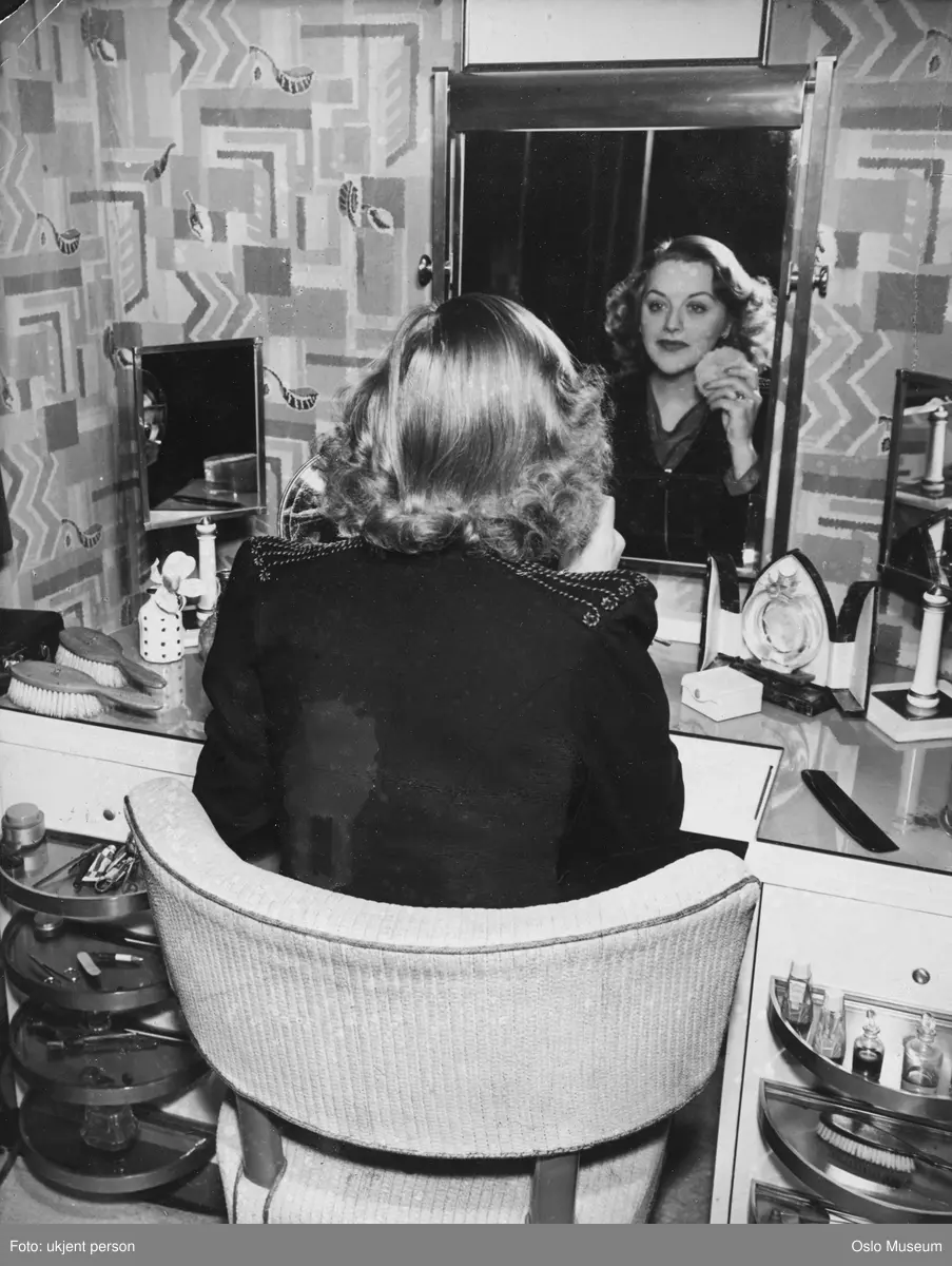 garderobe, skuespillerinne, sittende ved sminkebord, speil