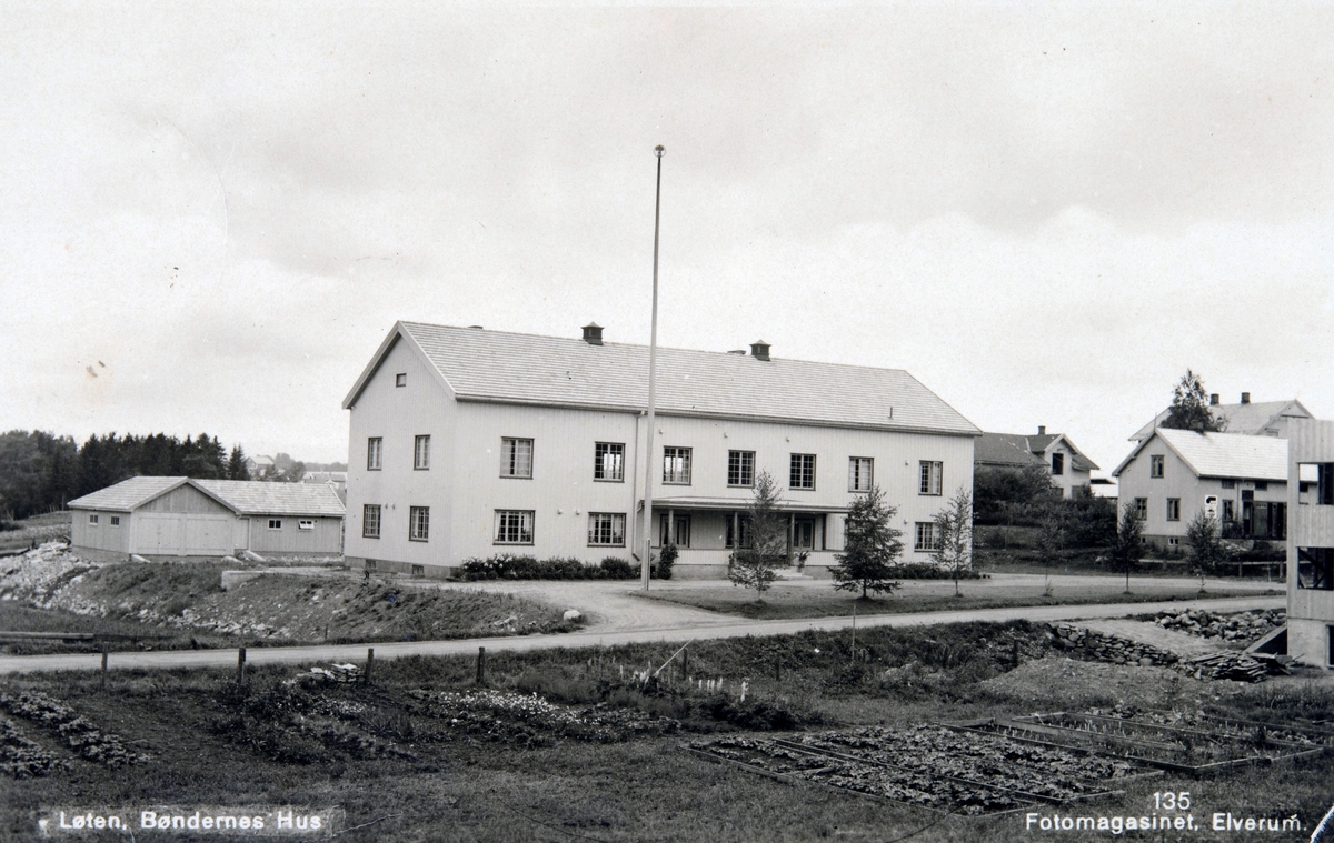 Postkort, Løten sentrum, Bøndenes Hus, Bøndsen, forsamlingslokalet ble tatt i bruk i 1935,