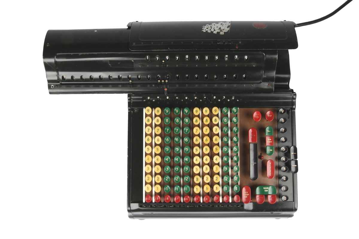 Elekstrisk mekanisk regnemaskin av merket «Marchant» Produsert av «Marchant calculating machine company, INC» Oakland California, USA. Sortlakkert regnemaskin med 10 rader med taster.