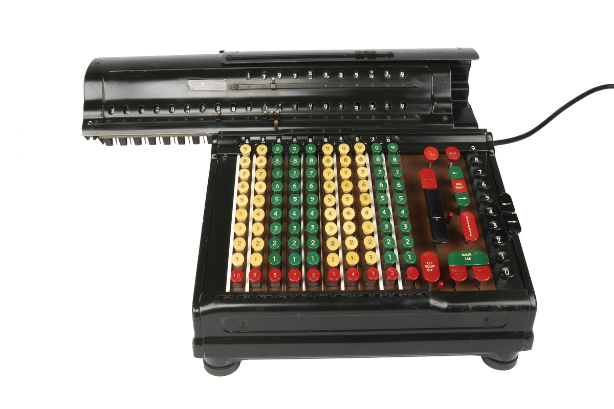 Elekstrisk mekanisk regnemaskin av merket «Marchant» Produsert av «Marchant calculating machine company, INC» Oakland California, USA. Sortlakkert regnemaskin med 10 rader med taster.