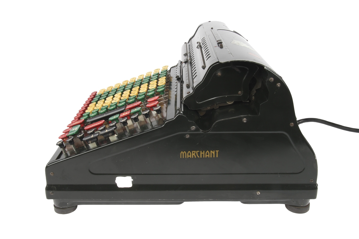 Elekstrisk mekanisk regnemaskin av merket «Marchant» Produsert av «Marchant calculating machine company, INC» Oakland California, USA. Sortlakkert regnemaskin med 10 rader med taster.