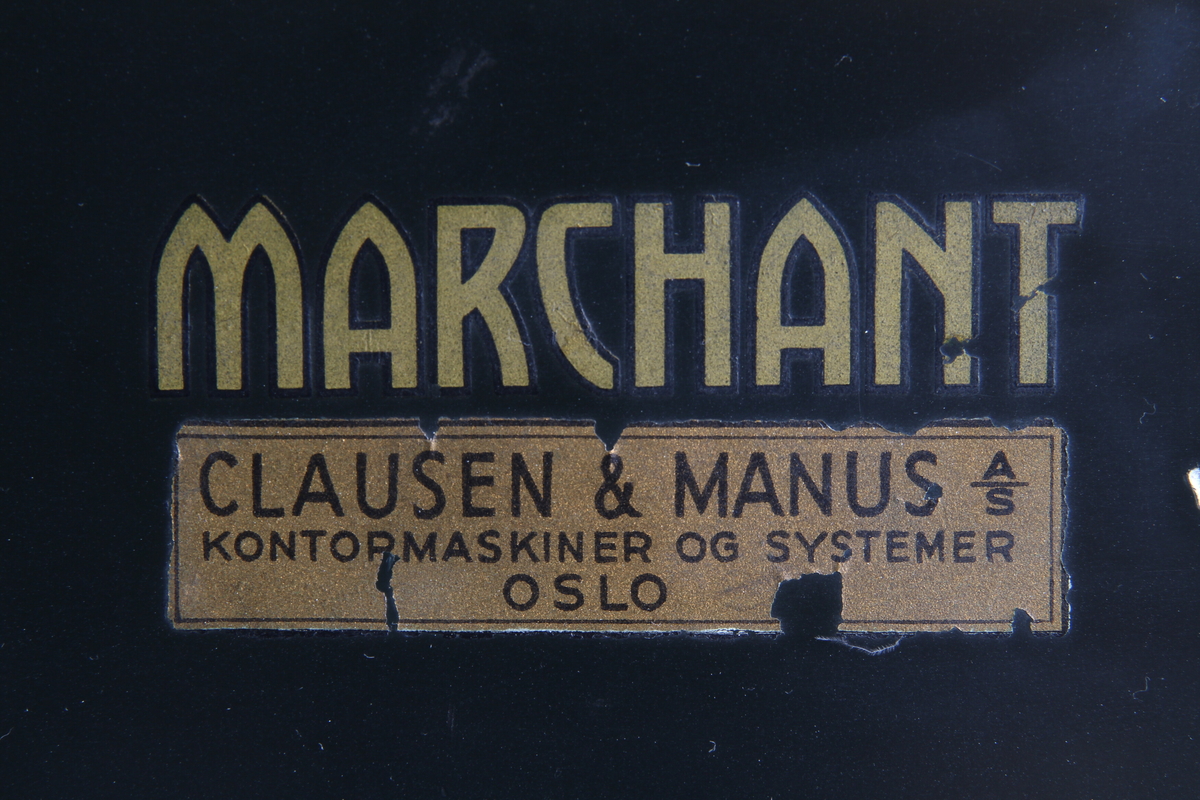 Elekstrisk mekanisk regnemaskin av merket «Marchant» Produsert av «Marchant calculating machine company, INC» Oakland California, USA. Sortlakkert regnemaskin med 10 rader med taster.