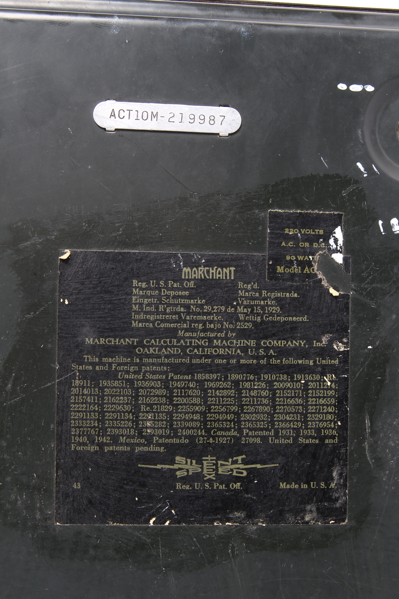 Elekstrisk mekanisk regnemaskin av merket «Marchant» Produsert av «Marchant calculating machine company, INC» Oakland California, USA. Sortlakkert regnemaskin med 10 rader med taster.