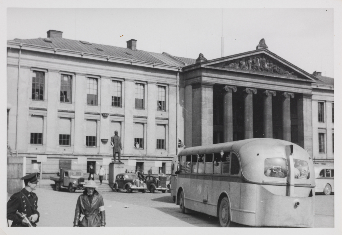 Bilde fra Universitetsplassen. Bussen i bildet er trolig kommet med fanger fra Grini.