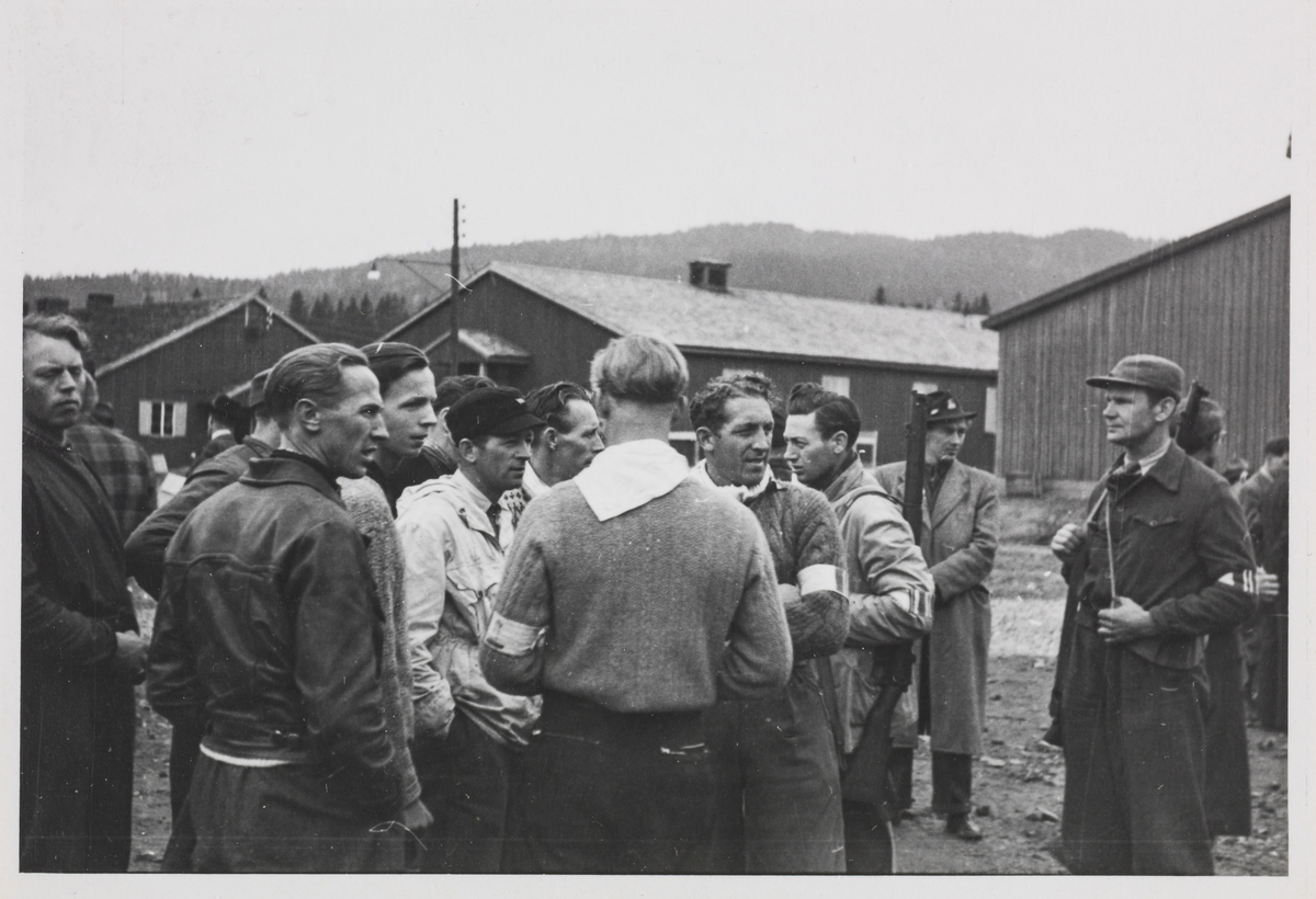 Gruppe av Milorg (?) folk fotografert i Grini leiren.