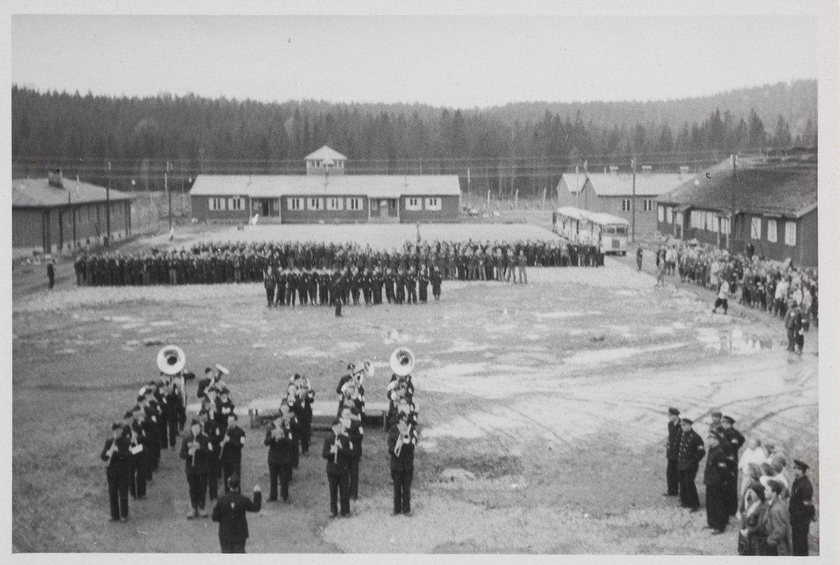 Oppstilling av fanger på appellplassen, fredsdagene etter krigen. I forgrunnen står korps å spiller. 