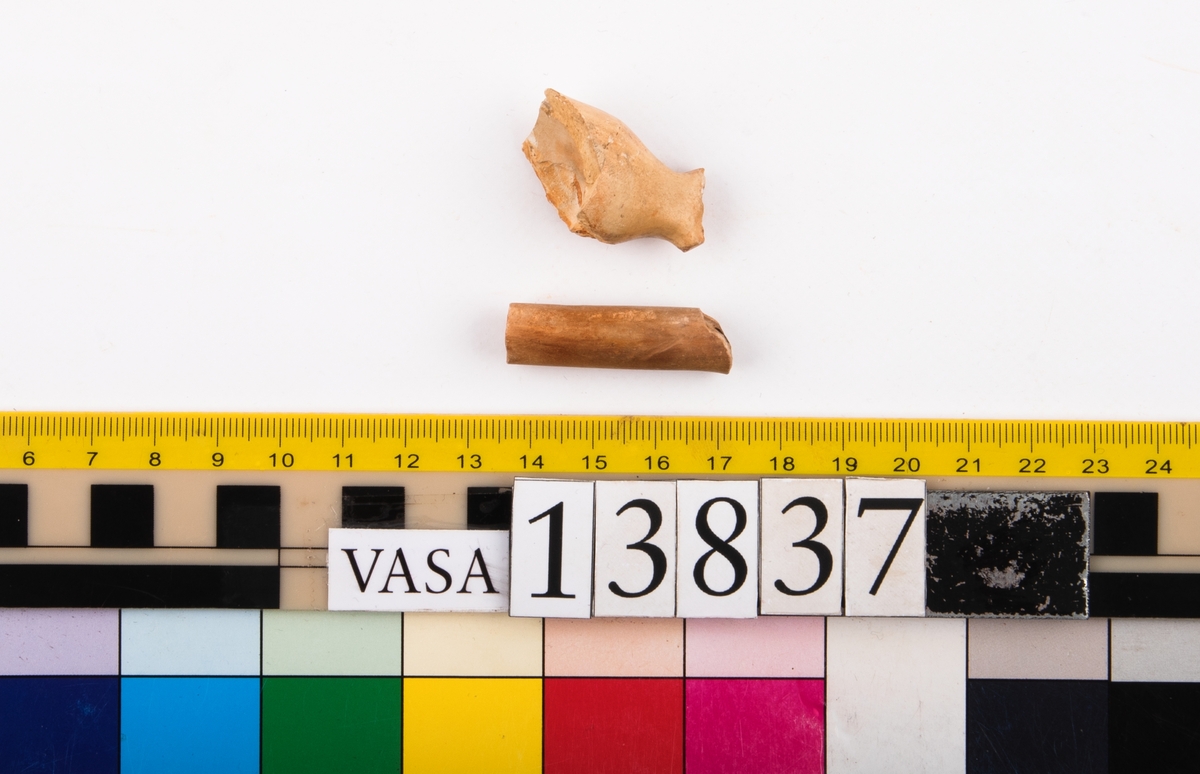 Delar av kritpipor. Del av 1 huvud och del av 1 skaft.