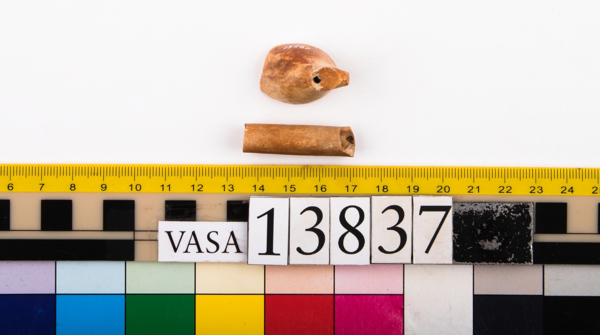 Delar av kritpipor. Del av 1 huvud och del av 1 skaft.