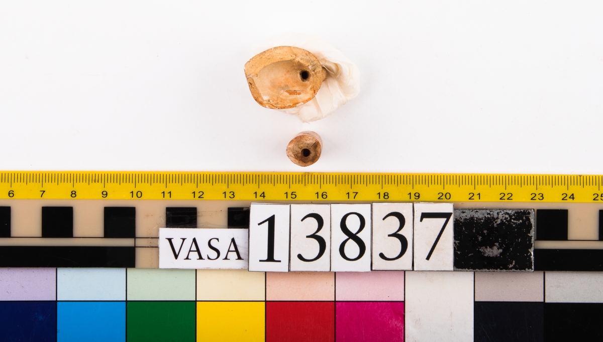 Delar av kritpipor. Del av 1 huvud och del av 1 skaft.