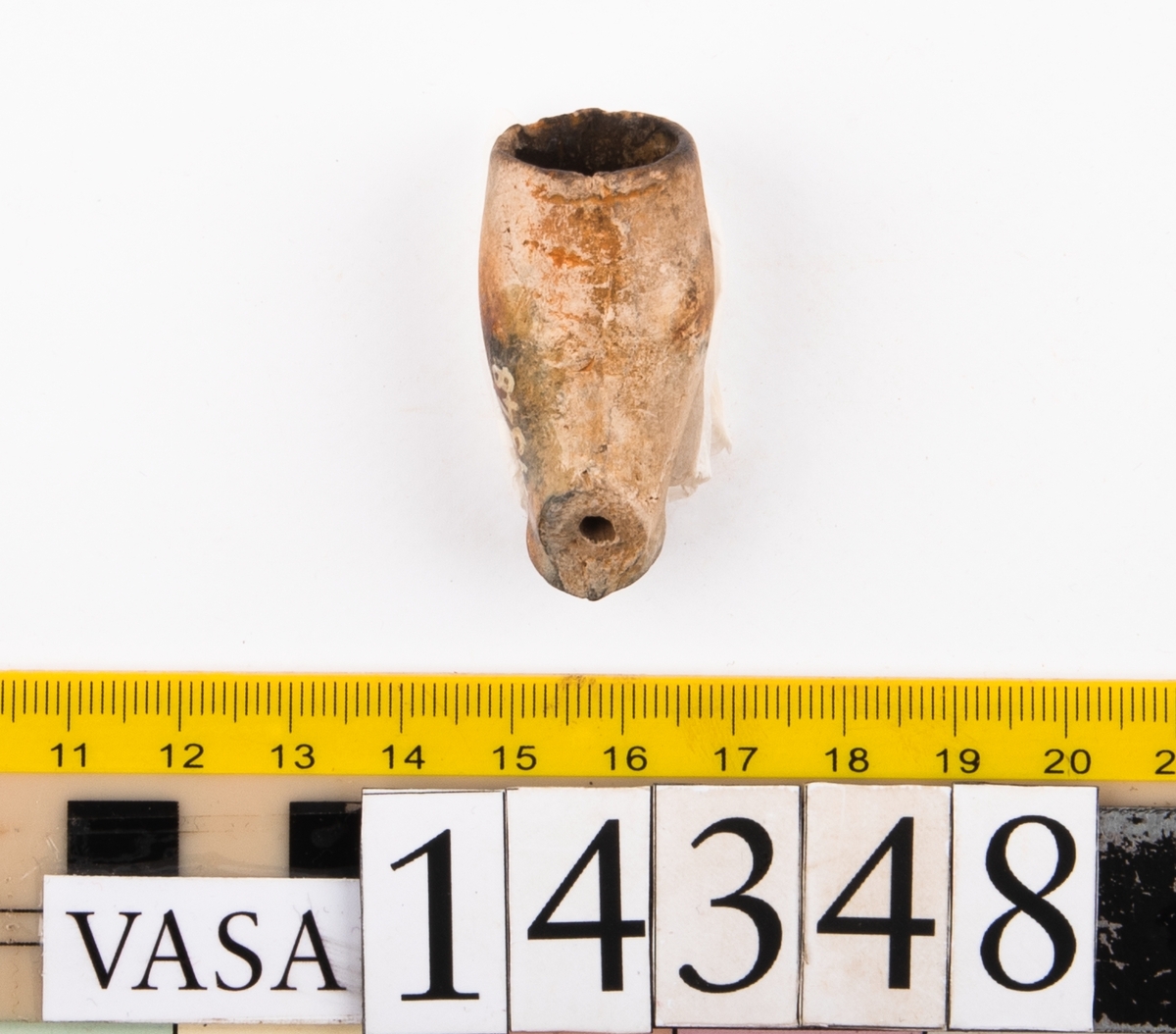 Huvud till kritpipa. Skaftet avbrutet.