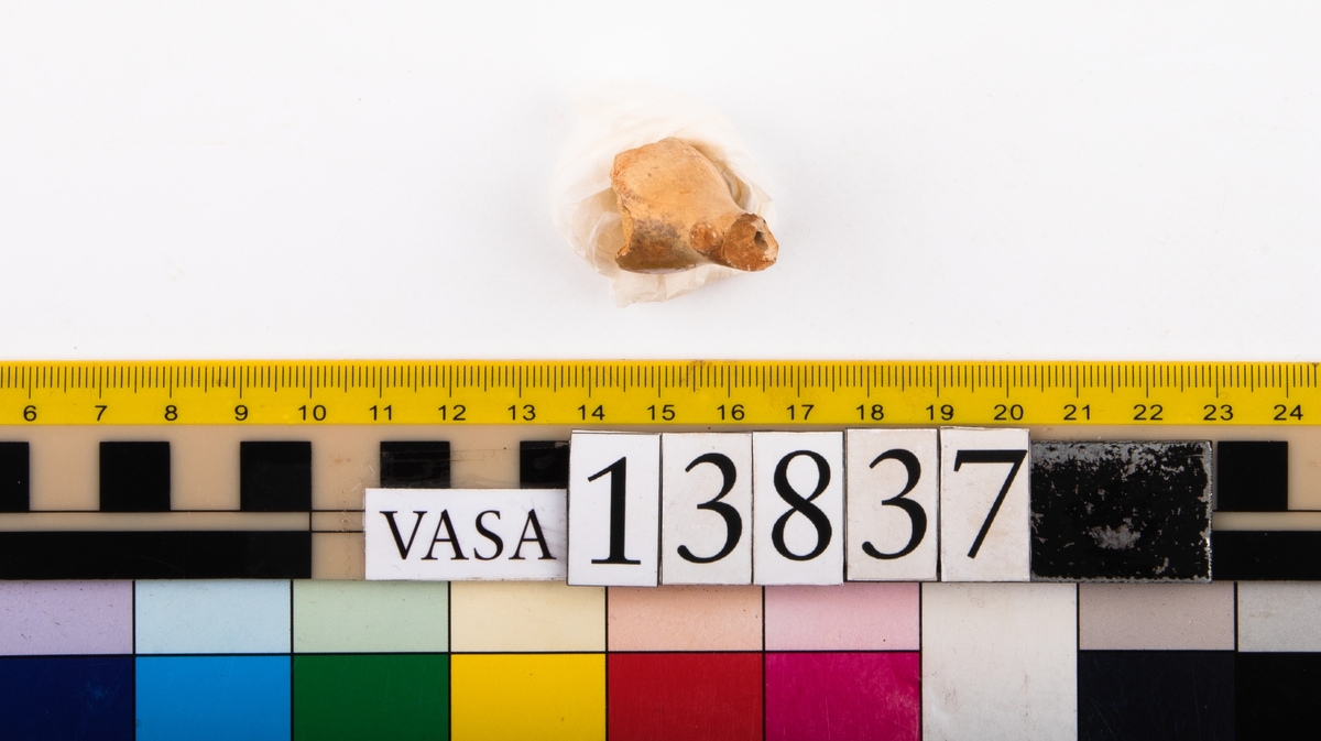 Delar av kritpipor. Del av 1 huvud och del av 1 skaft.