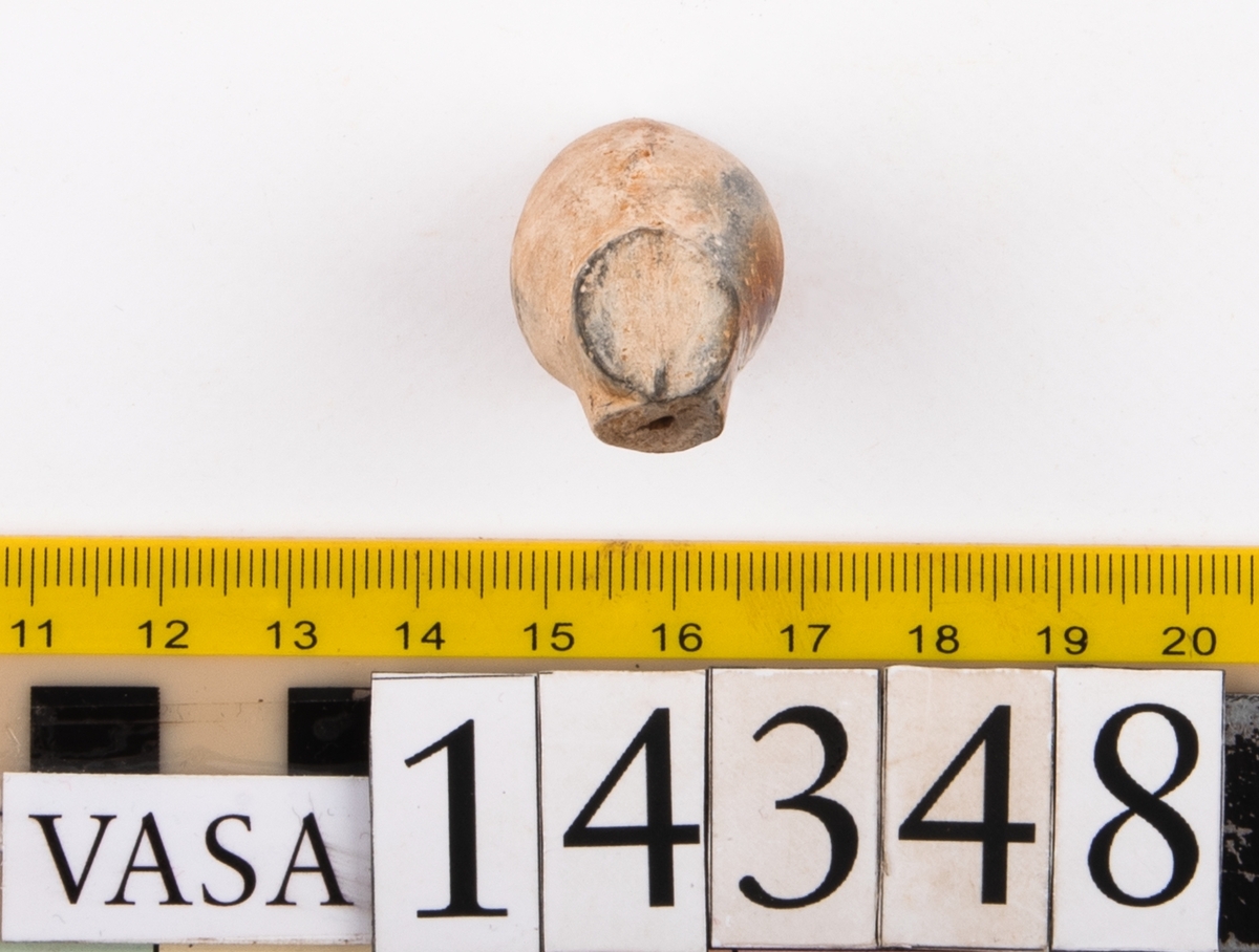 Huvud till kritpipa. Skaftet avbrutet.