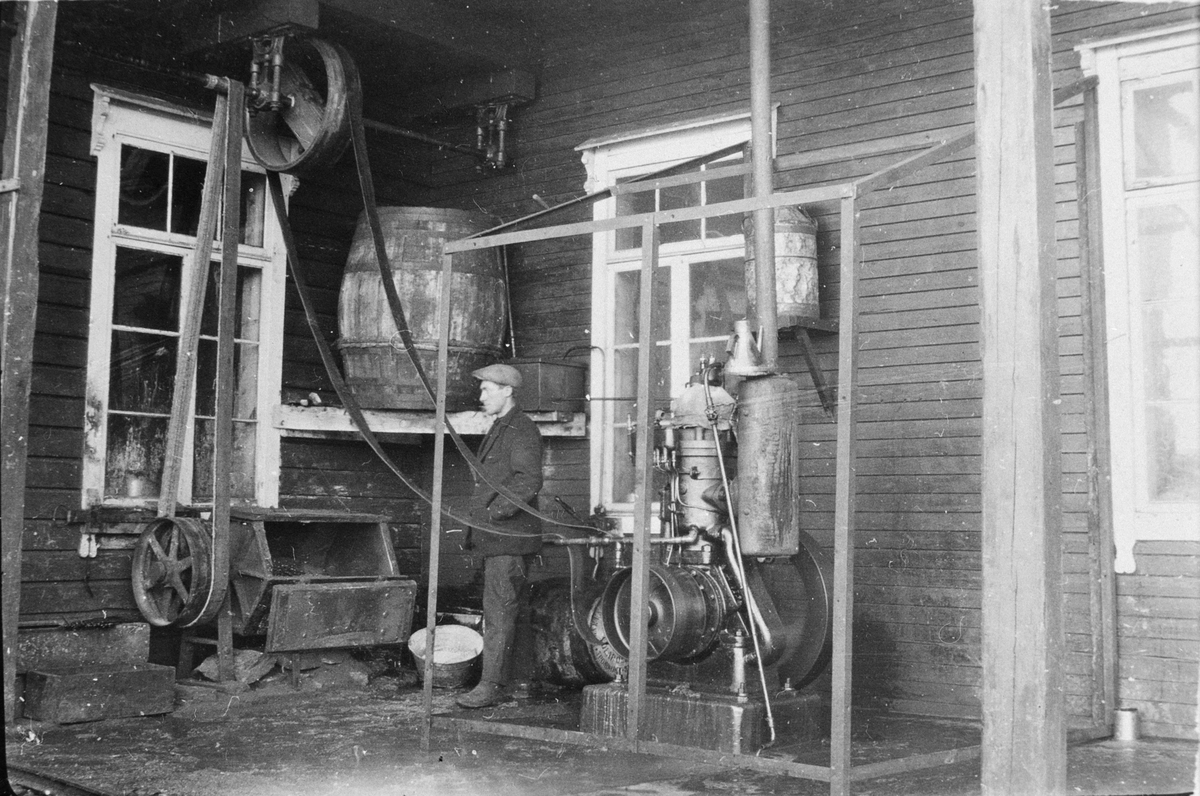 August Svalgress, maskinist ved Hitra Canning, fotografert utendørs ved hovedmotoren.