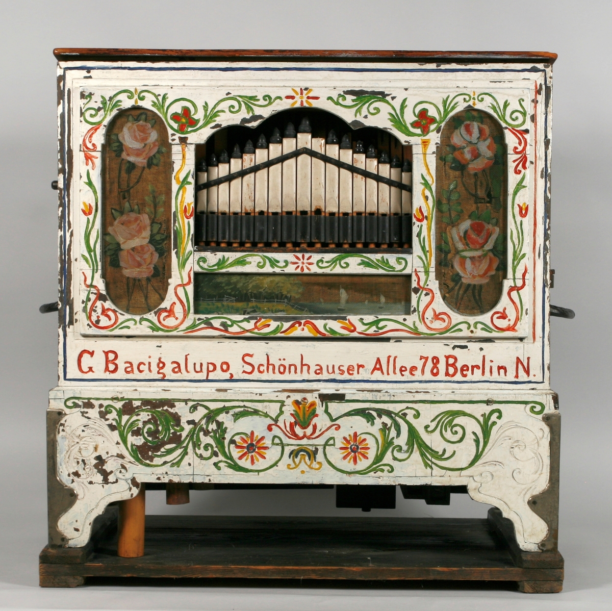 Mekanisk instrument med 8 melodier, 44 toner og 5(?) register.
Repertoar fra 1910-tallet, tysk/fransk populær musikk.

Kasse i tre, på fire hjørneben med messingbeslagfastmontert på bunnplate, muligens sekundært. Håndtak av messing på hver kortside. Todelt lokk, én del dekker sylinderen av tre, den andre delen dekker pipene. 

Piper, i hovedsak av nåletre (med front og forslag av løvtre, og stemmeplater i messing og zink?). Ialt fire sleifer (muligens én stemme i tillegg). Tre stemmer (?) står på vindlade, én stemme med liggende piper under kassen, samt 13 bambus-rør på undersien (ukjent stemmefunksjon, muligens noen form av perkusjon?). Stemmer sett forfra på vindladen: 

- 17 stk. dekket fasadepiper, hvitmalt forside, plassert i pyramideform + 5 gedakt (1 mangler hatt) + 2 gedakt, hjørnepiper
- 1 gedakt +18 åpne, i pyramideform + 1 åpen og 3 gedakt
- 4 åpne piper i vinkel (1 mangler)(detaljebilder største, t.v.)+ 8 åpne + 5 gedakt
- 19 gedakt, liggende piper i vinkel (underside)
- 13 bambusstaver (undersde, uklar funksjon)

Sylinder av tre med metallstifter. Sylinderen trukket med hvitt papir. Aksel av messing. I alt åtte melodier. Melodiene kan endres ved at sylinderen trekkes fram og tilbake, låsmekanisme i messing på kassens side. Melodinavn på melodikort (se sep. dokument: "Innskrifter").

Spilleverk inne i kassen. En sveiv pumper luft til pipene via en  belg og setter samtidlig valsen i bevegelse.