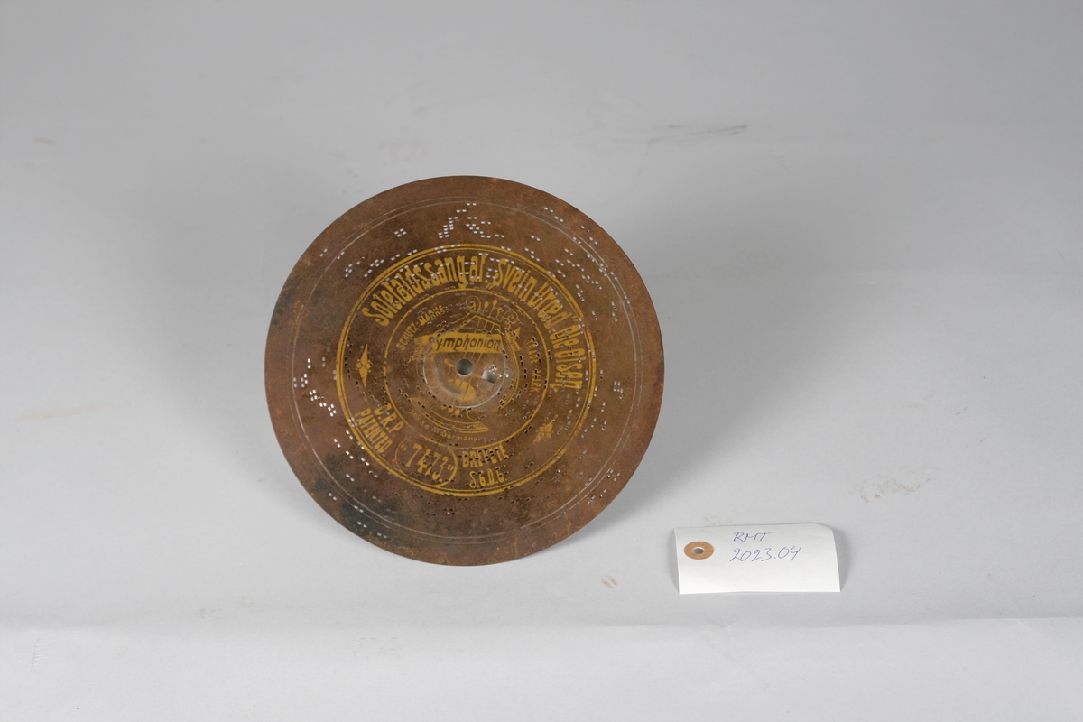Perforert metallplate med pigger på undersiden. Programmert musikk for platespilledåse.
41-spor, Ø 19 cm.
Drivsystem: Sentrumshull med kvadratisk "satellithull" ved siden (7x5 mm). 
Sentrumhull, diameter: 8 mm
P-formet pigger på underside av platen. 

Avstand mellom 10 spor: ca 17,3 mm.
Avstand sentrumsaksling – første spor:  ca 20,5 mm
Total bredde spor:  ca 69 mm
