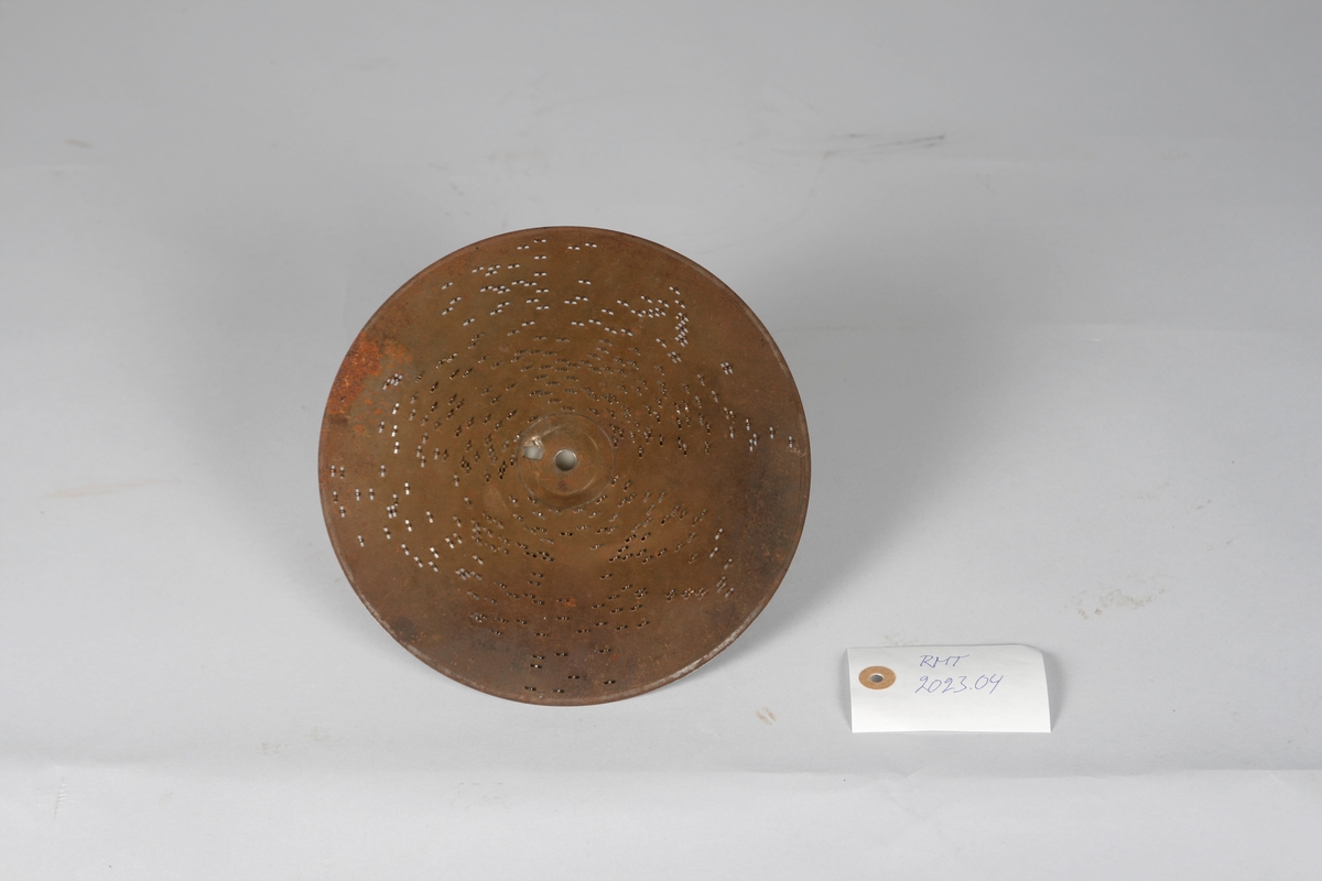 Perforert metallplate med pigger på undersiden. Programmert musikk for platespilledåse.
41-spor, Ø 19 cm.
Drivsystem: Sentrumshull med kvadratisk "satellithull" ved siden (7x5 mm). 
Sentrumhull, diameter: 8 mm
P-formet pigger på underside av platen. 

Avstand mellom 10 spor: ca 17,3 mm.
Avstand sentrumsaksling – første spor:  ca 20,5 mm
Total bredde spor:  ca 69 mm

